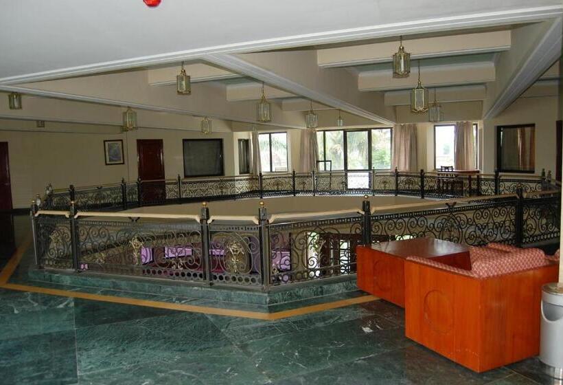 住所  The Royal Residency