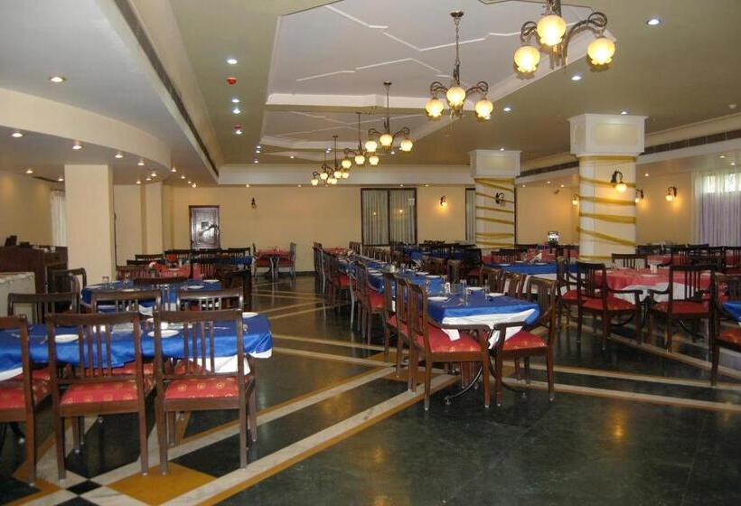 住所  The Royal Residency