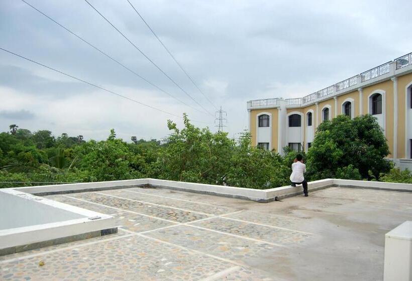 住所  The Royal Residency