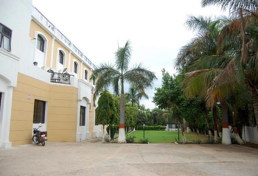 住所  The Royal Residency