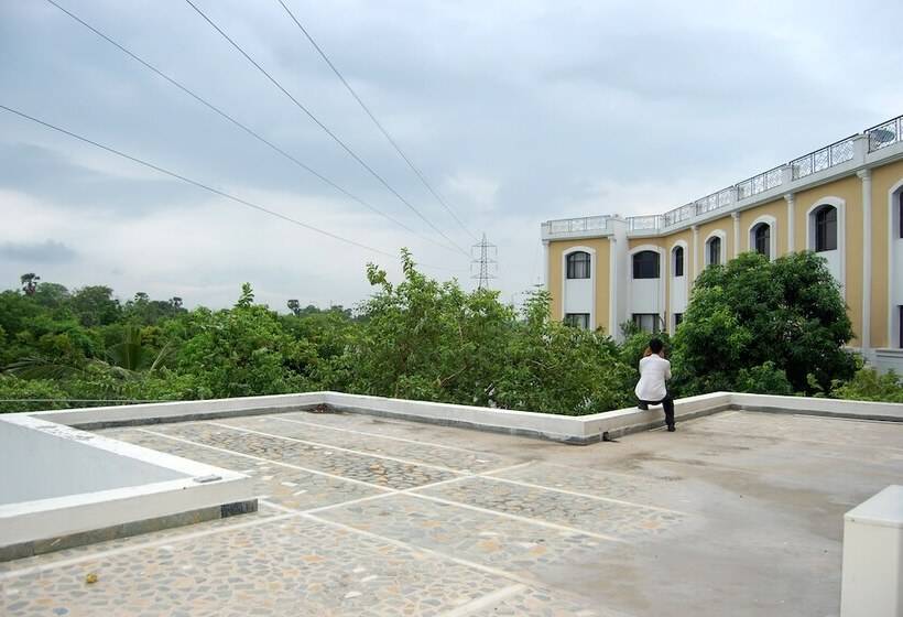 住所  The Royal Residency