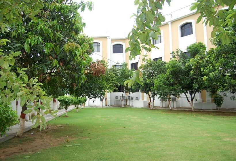 住所  The Royal Residency