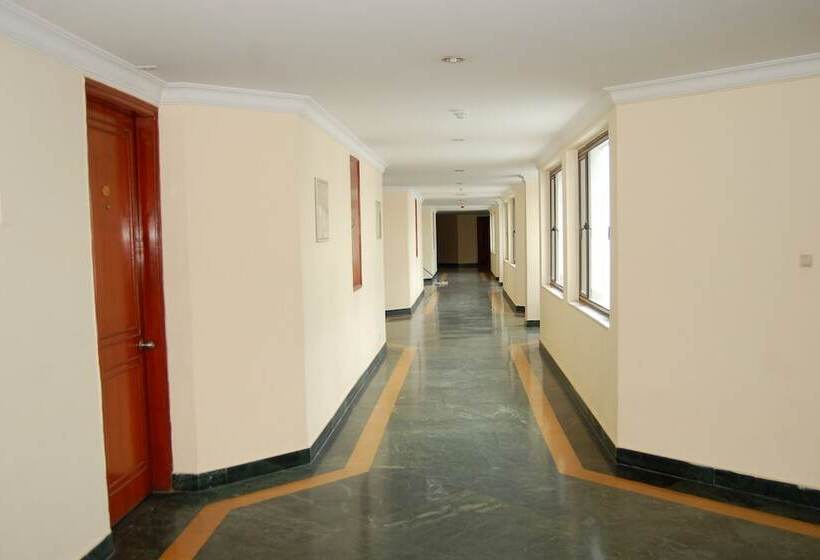 住所  The Royal Residency