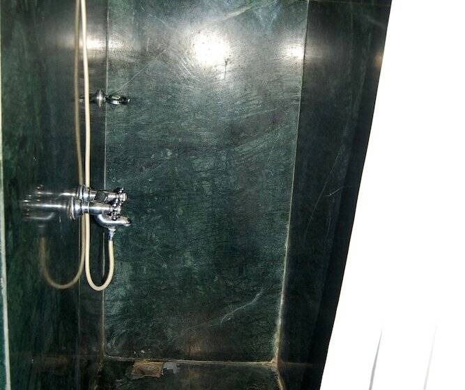 住所  The Royal Residency