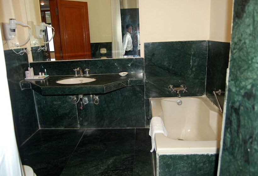 住所  The Royal Residency