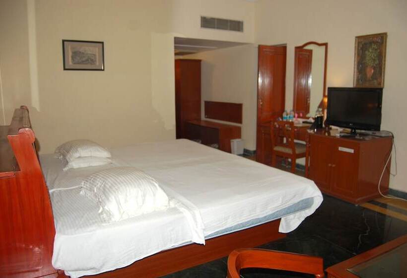 住所  The Royal Residency