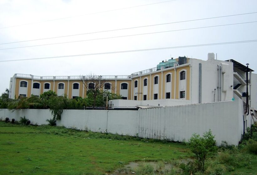 住所  The Royal Residency