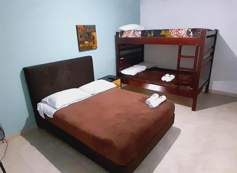 پانسیون Hostal Johnnier