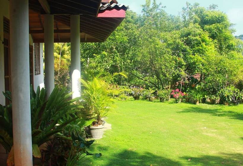 Отель Hikkajayasri Villa Peacock