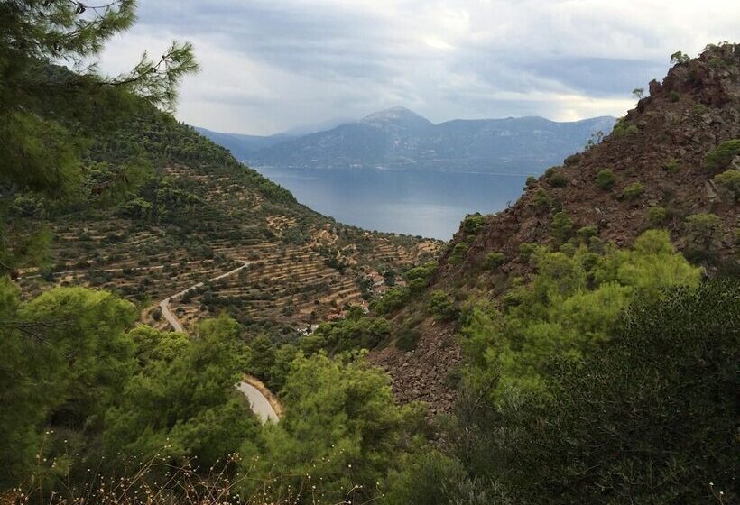 בית מלון כפרי Methanion