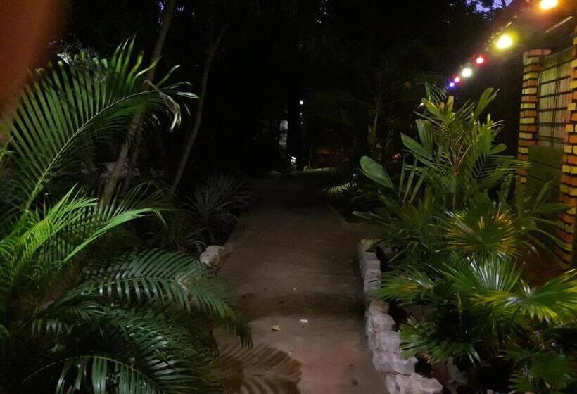 בית מלון כפרי Naaval Beach Villa & Rooms