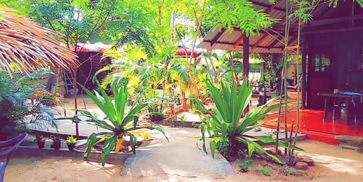 בית מלון כפרי Naaval Beach Villa & Rooms