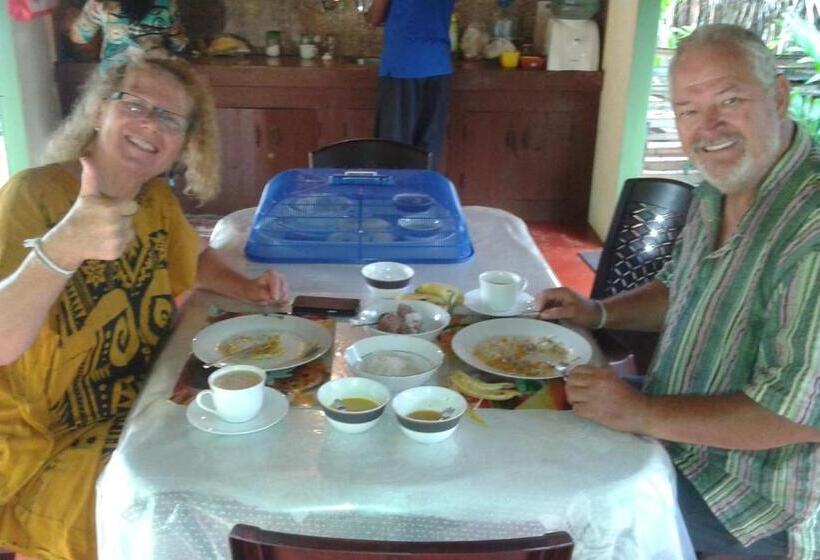 בית מלון כפרי Naaval Beach Villa & Rooms