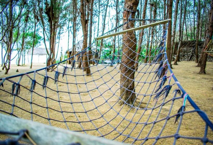 בית מלון כפרי Omeesha Beach