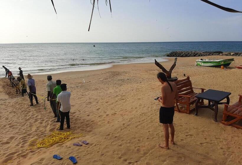 בית מלון כפרי Omeesha Beach