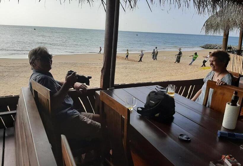 בית מלון כפרי Omeesha Beach