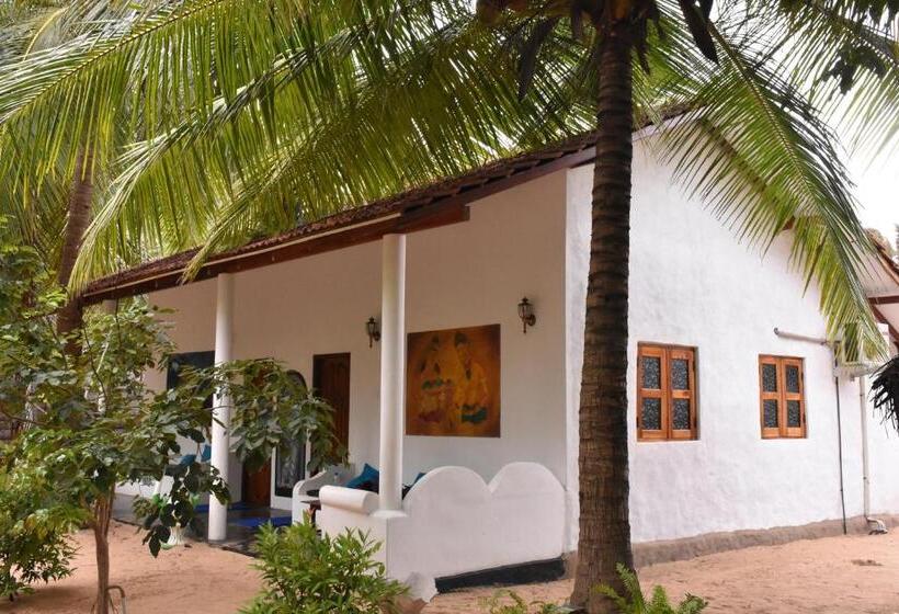 בית מלון כפרי Omeesha Beach