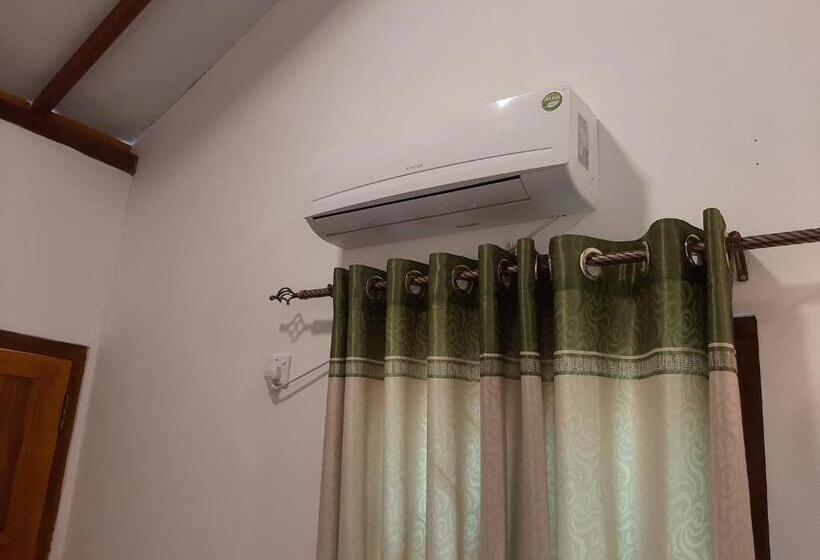 בית מלון כפרי Omeesha Beach