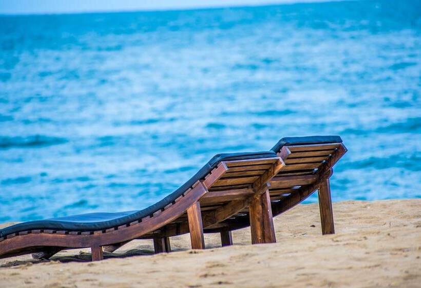 בית מלון כפרי Omeesha Beach