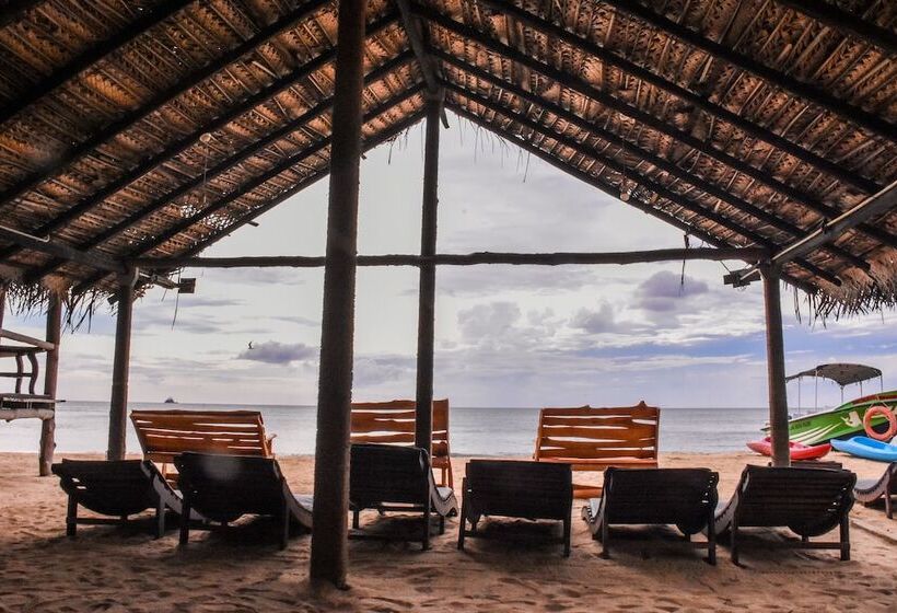 בית מלון כפרי Omeesha Beach