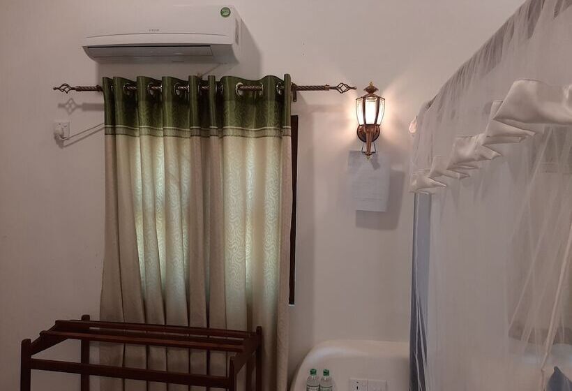 בית מלון כפרי Omeesha Beach