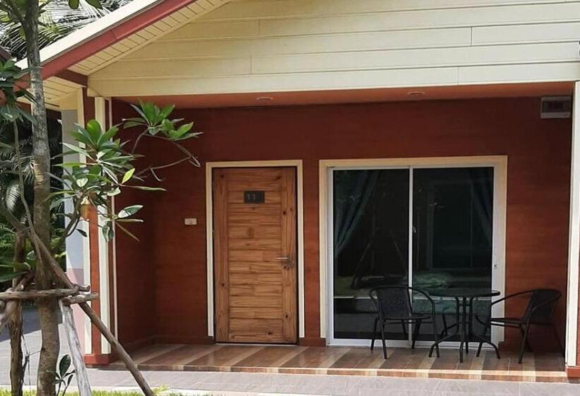 Phenwaree Amphawa Resort