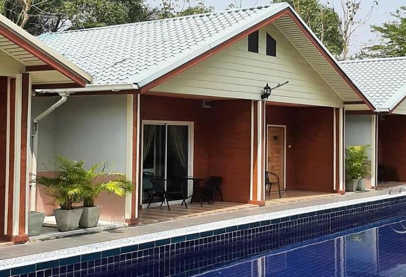 Phenwaree Amphawa Resort