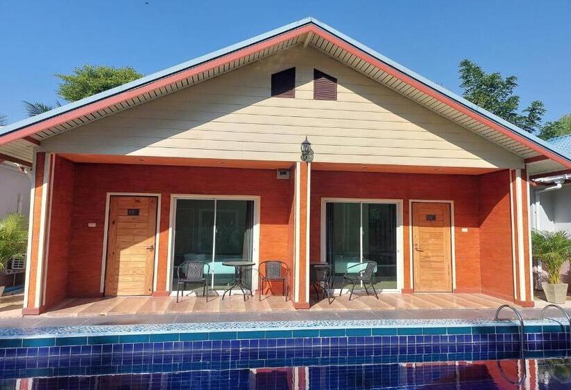 Phenwaree Amphawa Resort