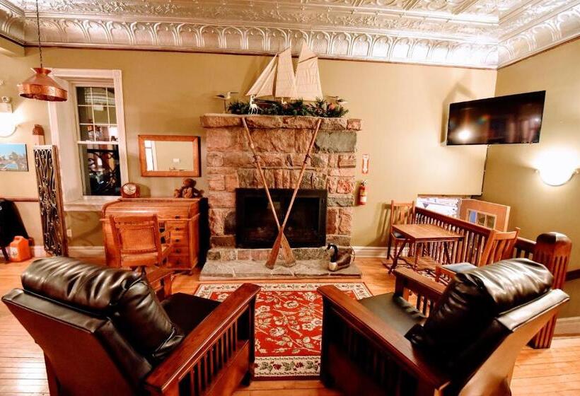 فندق The Burleigh Falls Inn & Suites