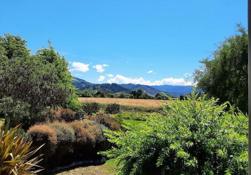 ホテル Eden's Edge Lodge