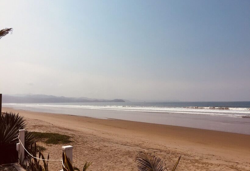 فندق Sanctuary Puerto Cayo Lodge