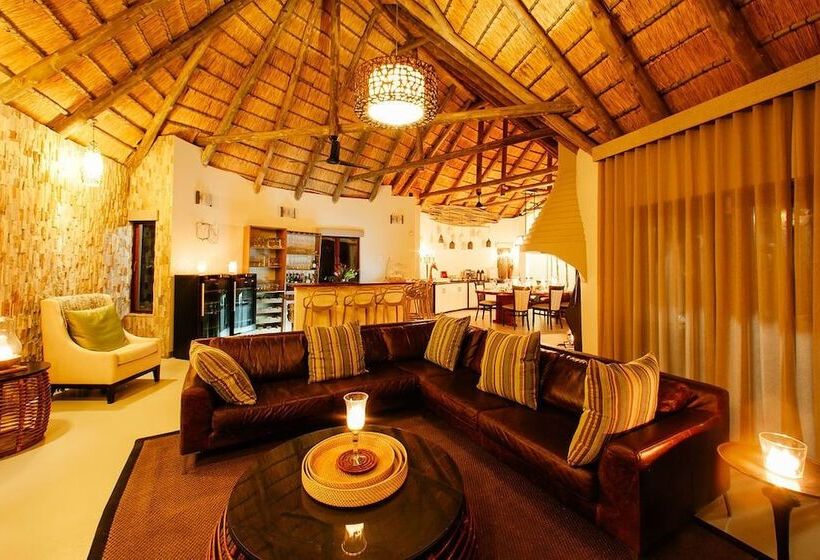 Отель Tambuti Lodge