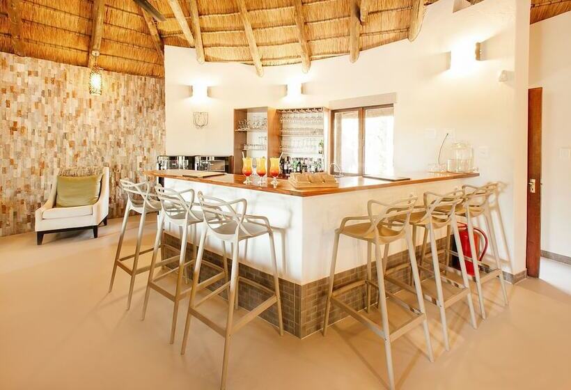 Отель Tambuti Lodge