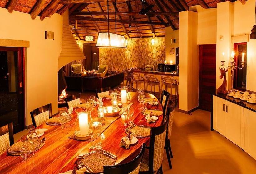 Отель Tambuti Lodge