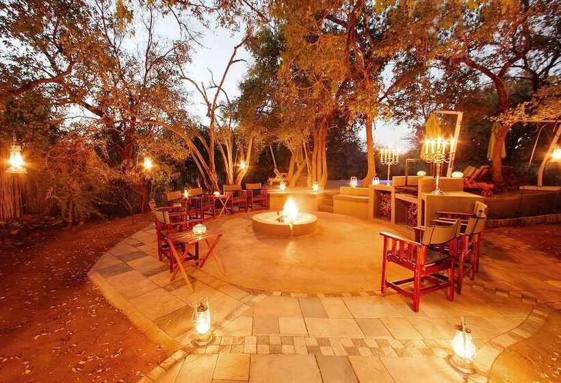 Отель Tambuti Lodge