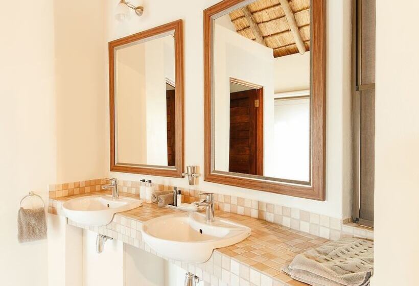 Отель Tambuti Lodge