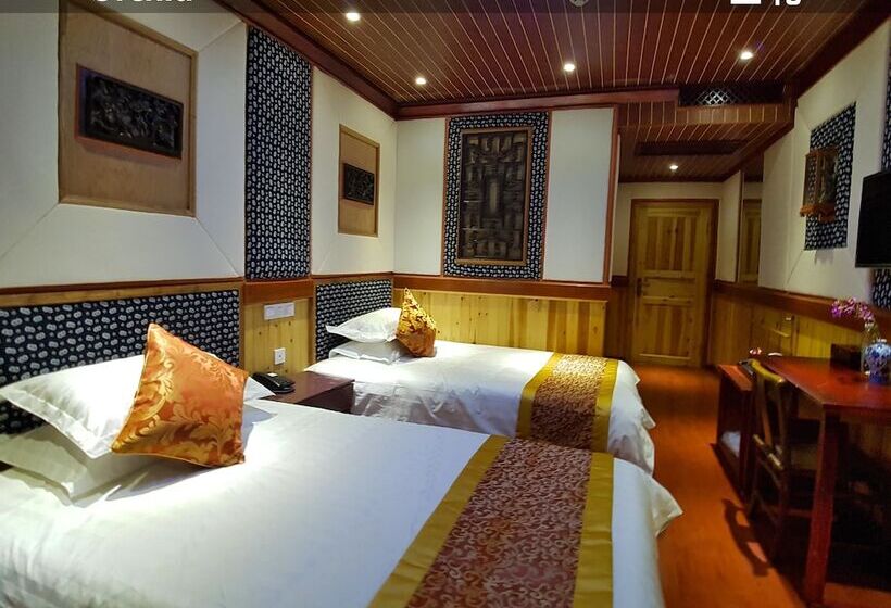 Отель Yangshuo Li River Lodge