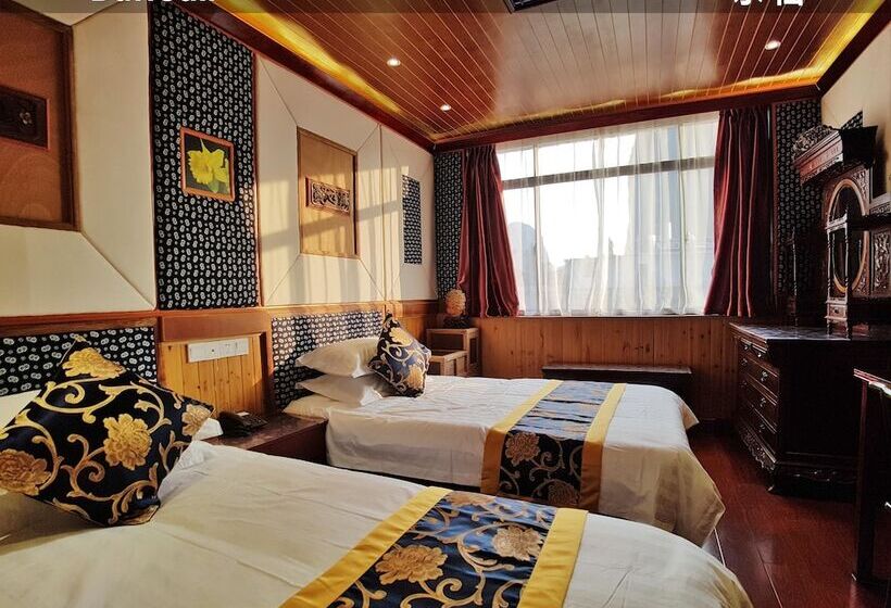 Отель Yangshuo Li River Lodge