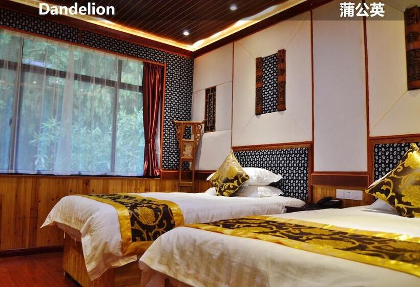 Отель Yangshuo Li River Lodge