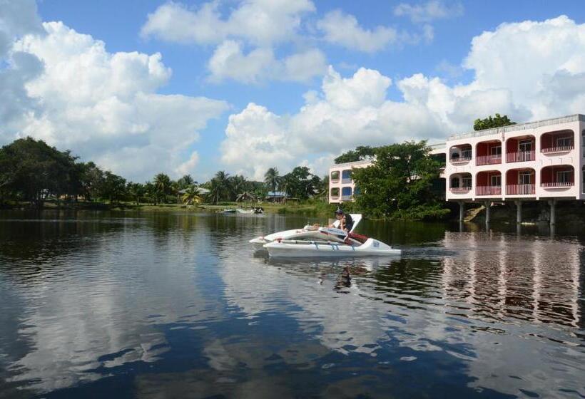 Lamanai Hotel & Marina