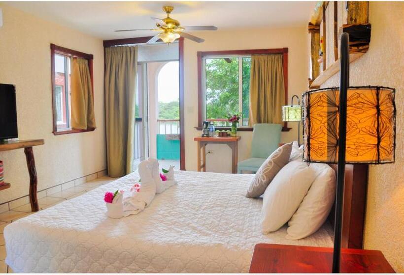 Lamanai Hotel & Marina