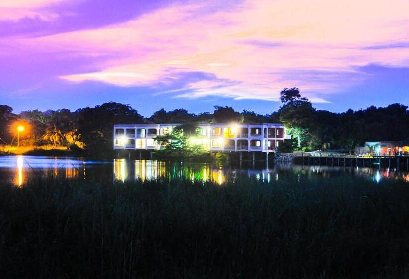 Lamanai Hotel & Marina