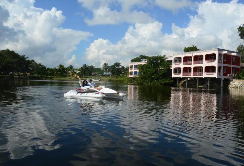 Lamanai Hotel & Marina