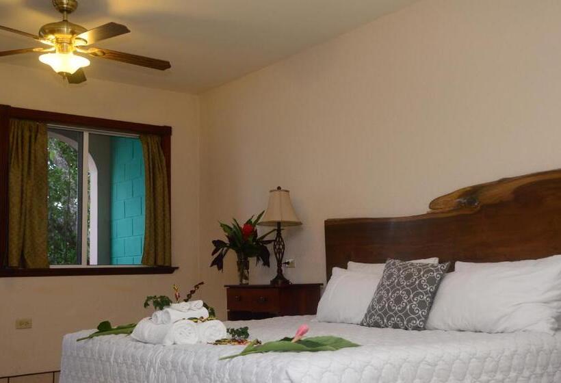 Lamanai Hotel & Marina