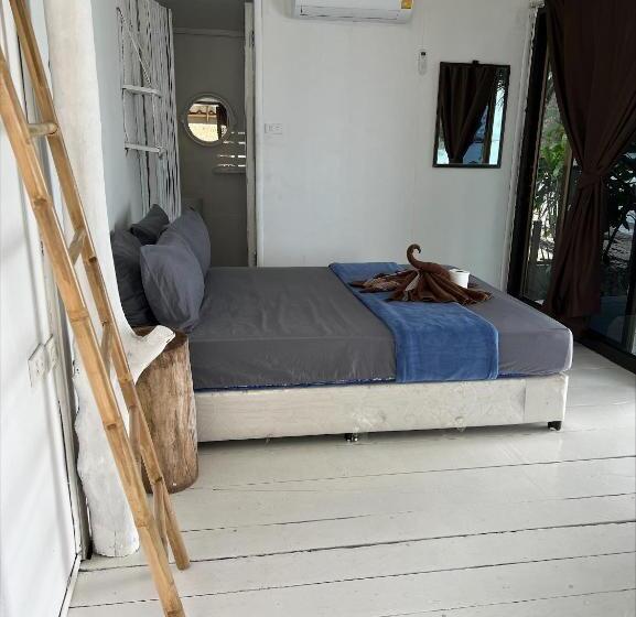 Haad Chao Phao Resort