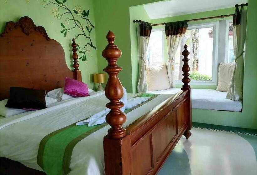 Baanmontra Beach Resort   Bankrut