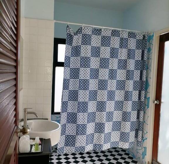 Baanmontra Beach Resort   Bankrut