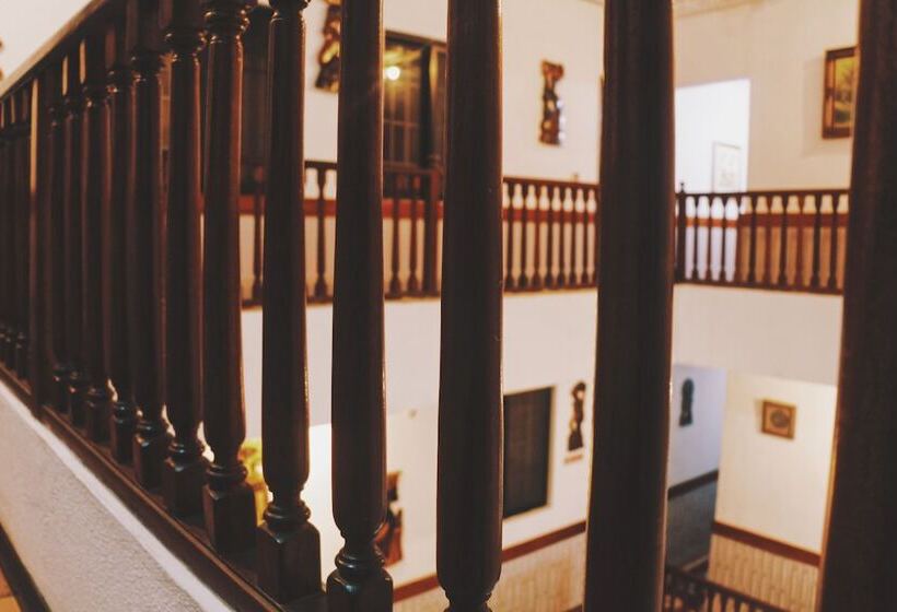 Hill View Hotel Mccarthy Hills