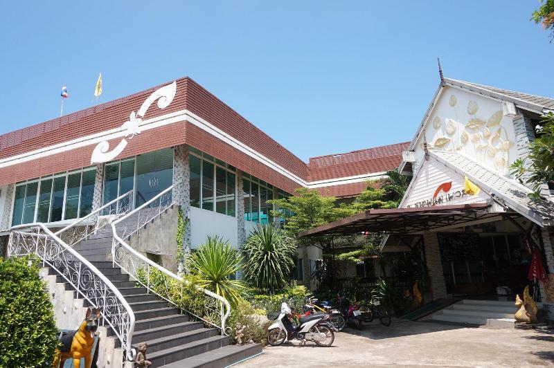 Hotelli Thatphanom Place