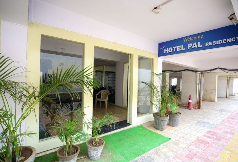 בית מלון כפרי Pal Residency